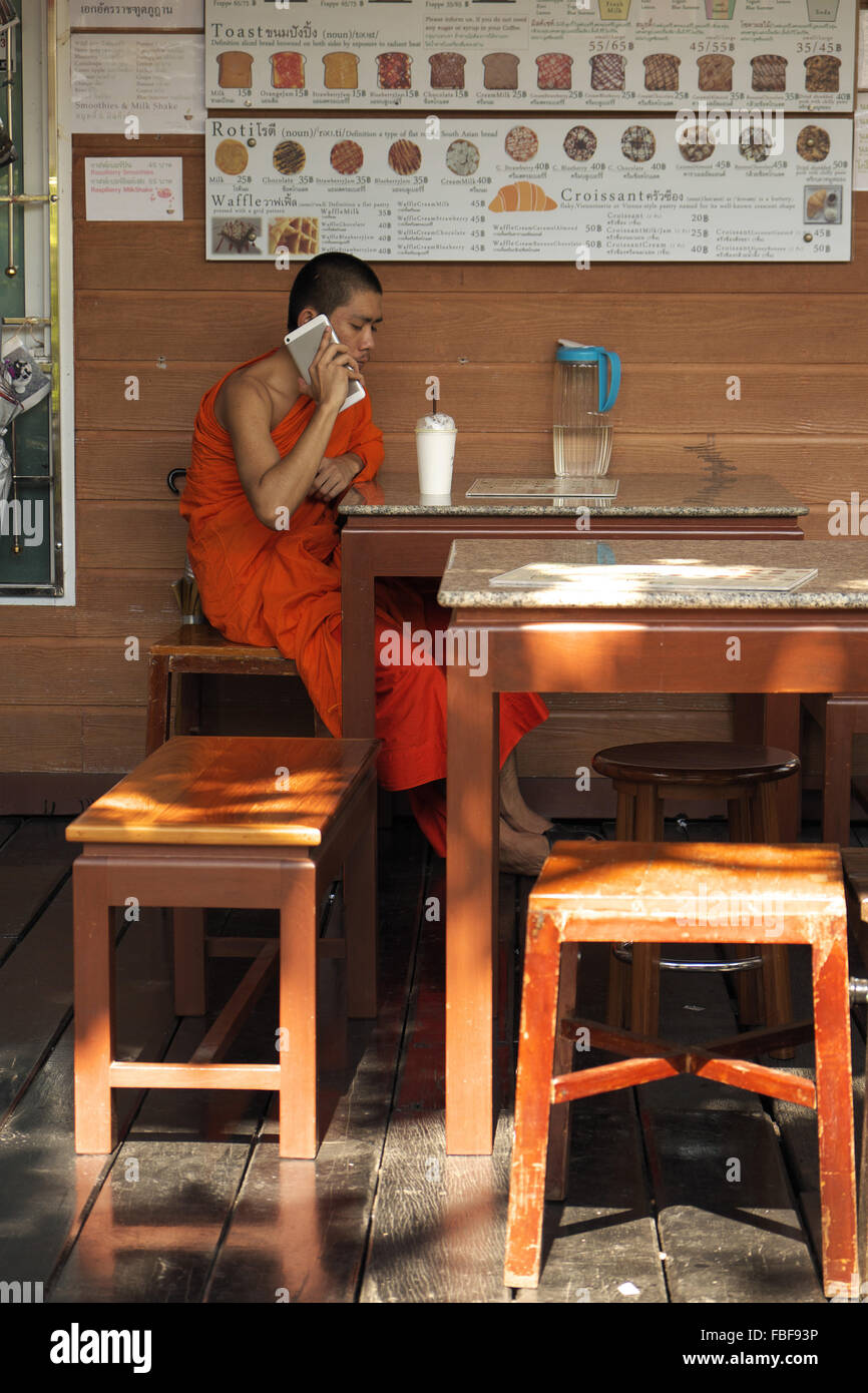 Buddhistischer Mönch mit einem Mobiltelefon, wat ratchanatdaram Tempel Komplex, Bangkok, Thailand, Asien. Stockfoto