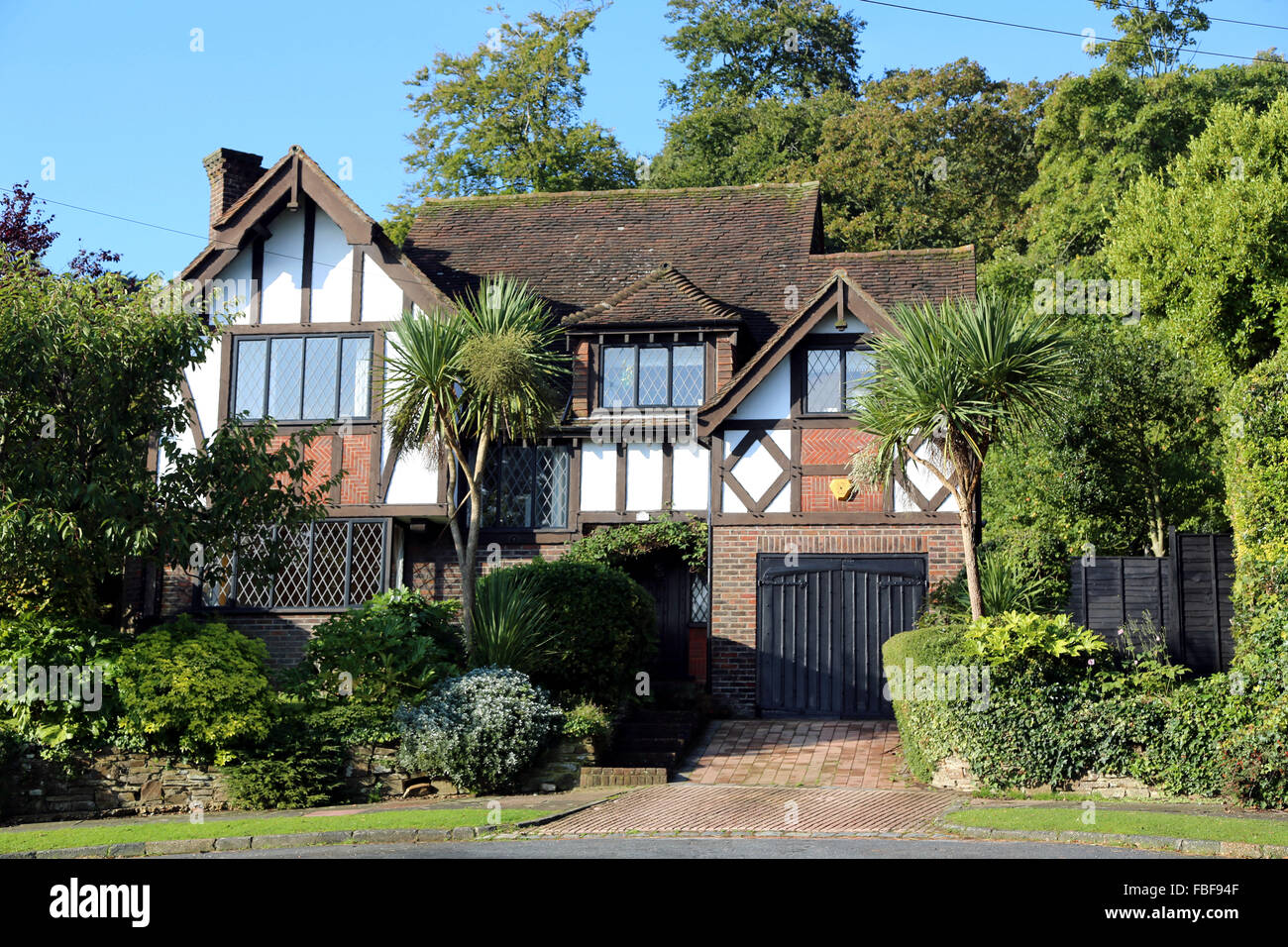 Mittelschicht mock Tudor vier Schlafzimmer freistehende Haus in Brighton Elms Lea Avenue Stockfoto