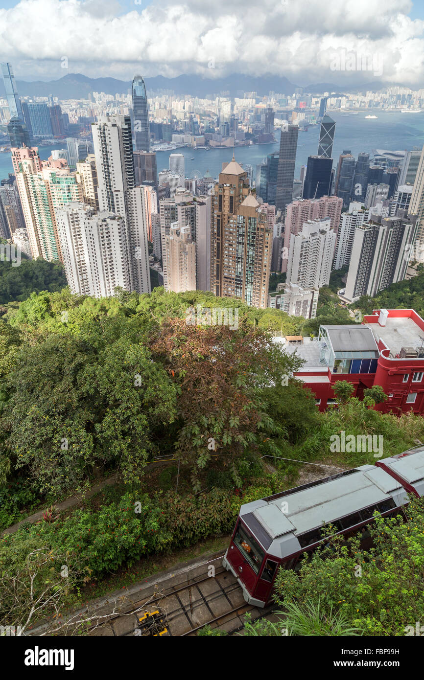 Straßenbahn ankommen Victoria Peak und Hong Kong Skyline von oben gesehen. Stockfoto