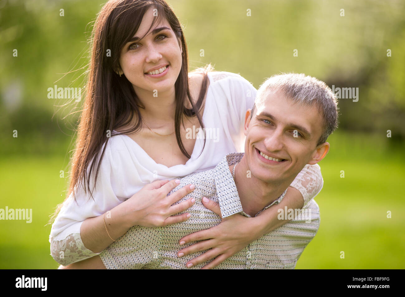 Porträt des glücklichen Paares in der Liebe zu einem Termin, junger Mann, dass seine schöne Freundin piggyback-Fahrt, Lächeln, Spaß Zusam Stockfoto