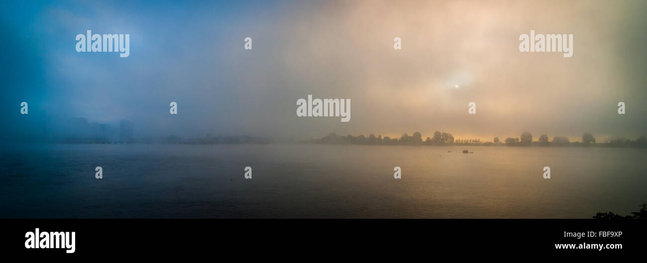 Ottawa Skyline der Stadt an einem Morgen Dichter Nebel auf dem Ottawa River. Stockfoto