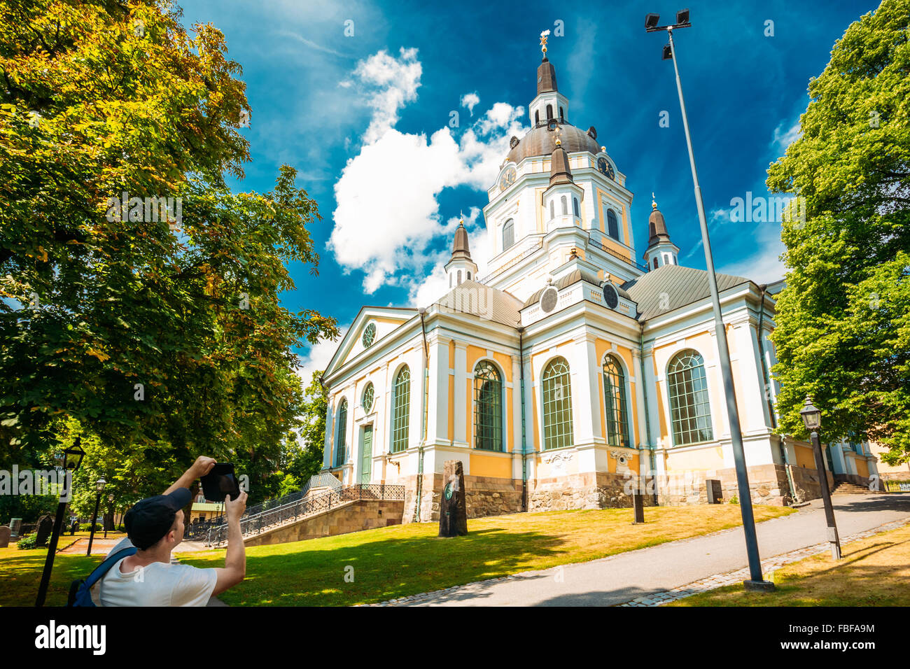 Junge Menschen nehmen Bilder von Katarina Kyrka (Katharinenkirche) In Stockholm, Schweden auf Mobile Gerät Tablet Stockfoto
