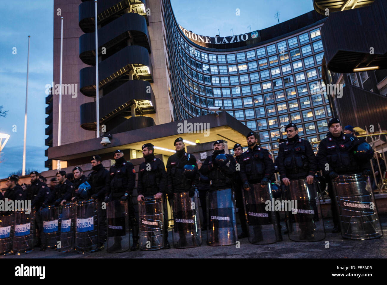 Rom, Italien. 15. Januar 2016. Polizisten in Anti-Aufstand rüsten Linie während einer "Gehäuse Rechte" Aktivisten Demonstration gegen erzwungene Gehäuse Räumungen in Rom. Tausende von Gehäuse Rechtenaktivisten versammelten sich in Rom zum protest gegen erzwungene Gehäuse Räumungen, zu Fragen, für die Achtung der Unterkunft direkt und verwenden mehr öffentliche Mittel, um Menschen ohne Häuser oder diejenigen, die ihre Miete nicht bezahlen können. Bildnachweis: Giuseppe Ciccia/Pacific Press/Alamy Live-Nachrichten Stockfoto