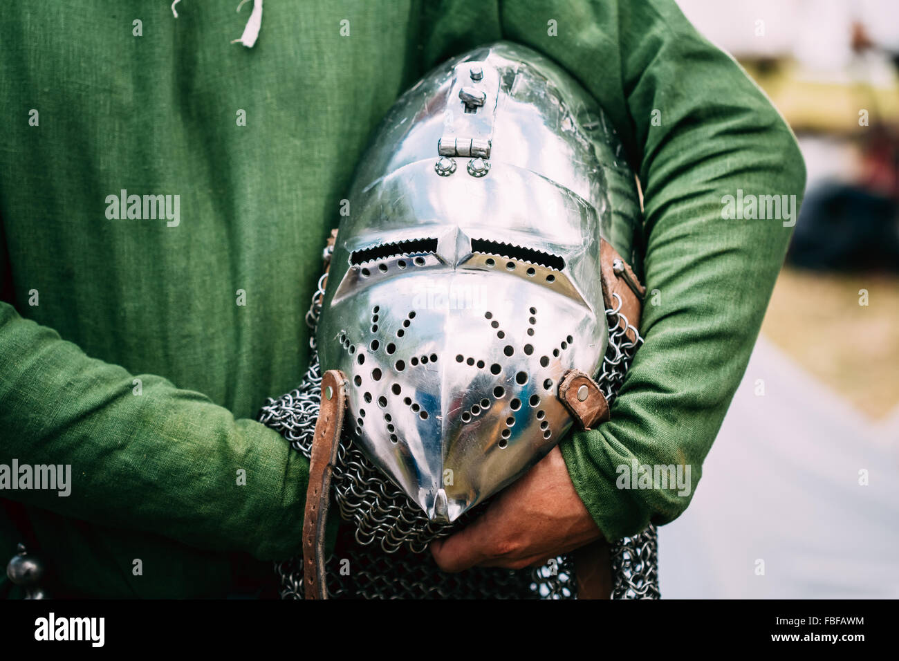 Eisen-Helm des mittelalterlichen Ritters. Helm des mittelalterlichen Anzug Rüstung In Händen Stockfoto