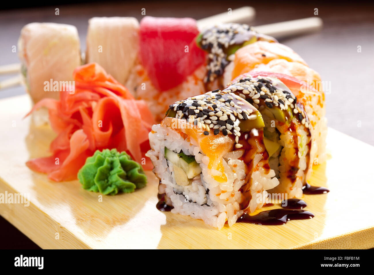 Traditionelles japanisches Essen. Sushi-Rollen mit rohen Lachs. Stockfoto
