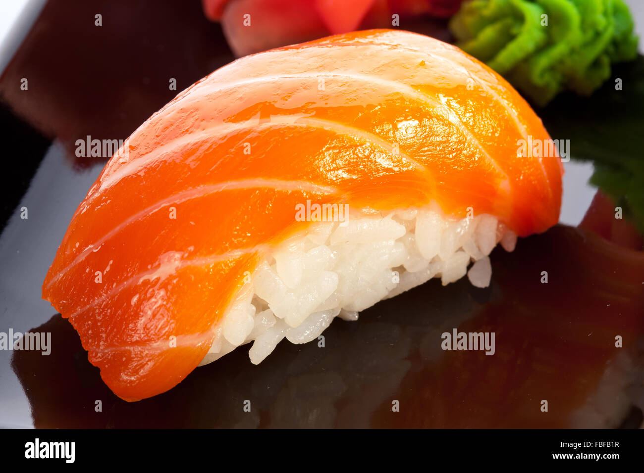 Traditionelles japanisches Essen. Roher Lachs Sushi. Stockfoto