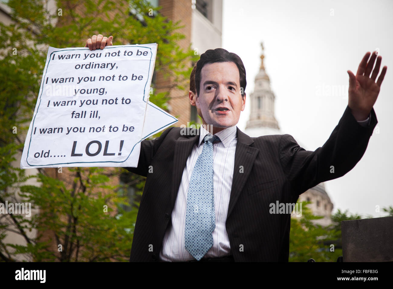 Mann mit einer Maske George Osborne bei Protest gegen Sparpolitik Juni 2015 London, UK Stockfoto