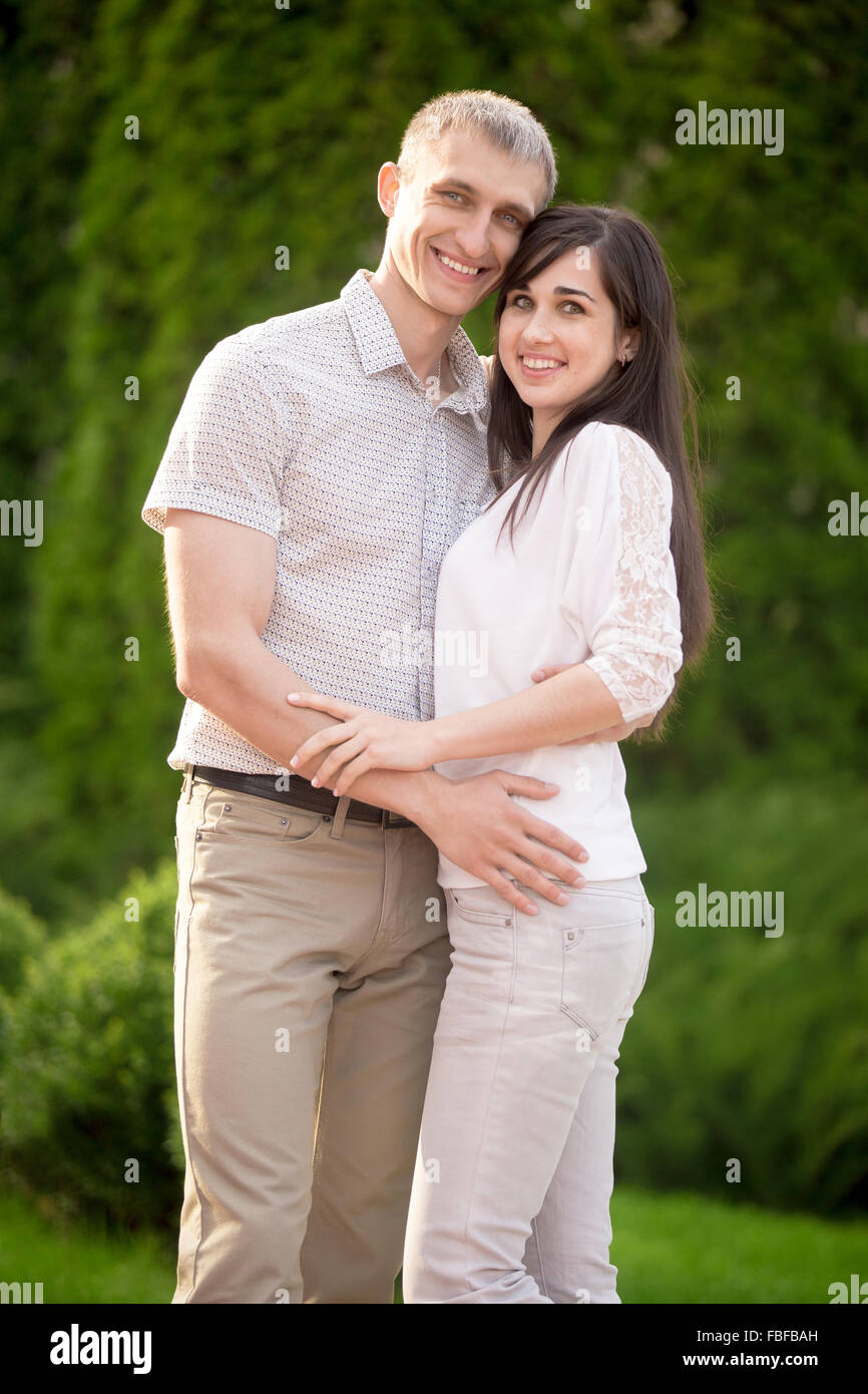 Porträt von fröhlich lächelnde paar, junger Mann und Frau am Tag im Park, umarmen einander Stockfoto