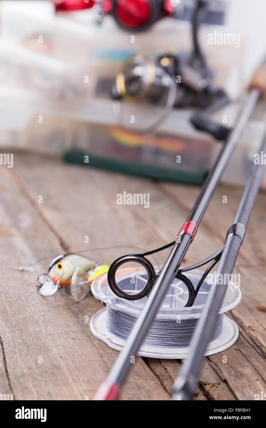 Closeup Führungsringe Graphitstäbe und watted Schnur mit Unschärfe Hintergrund aus Angeln und Boxen zu locken. Stockfoto