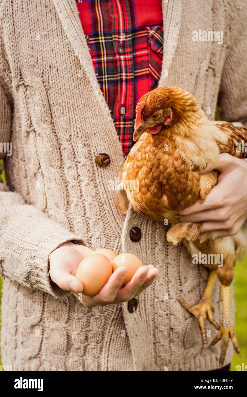 Mann mit Huhn und dem Ei Stockfoto