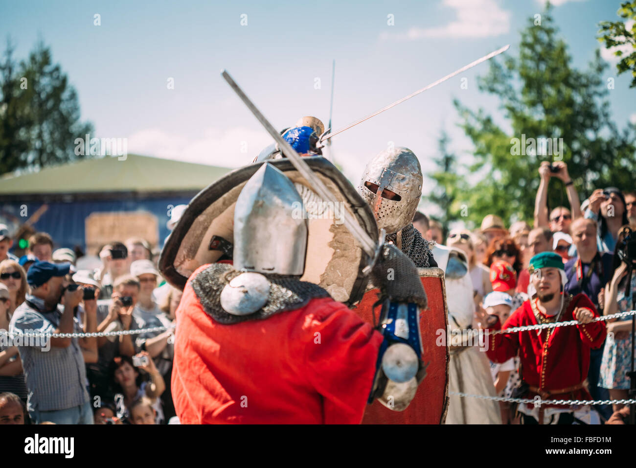 MINSK, BELARUS - 19. Juli 2014: Denkmalpflege der ritterlichen Kämpfe auf der mittelalterlichen Kultur festival Stockfoto
