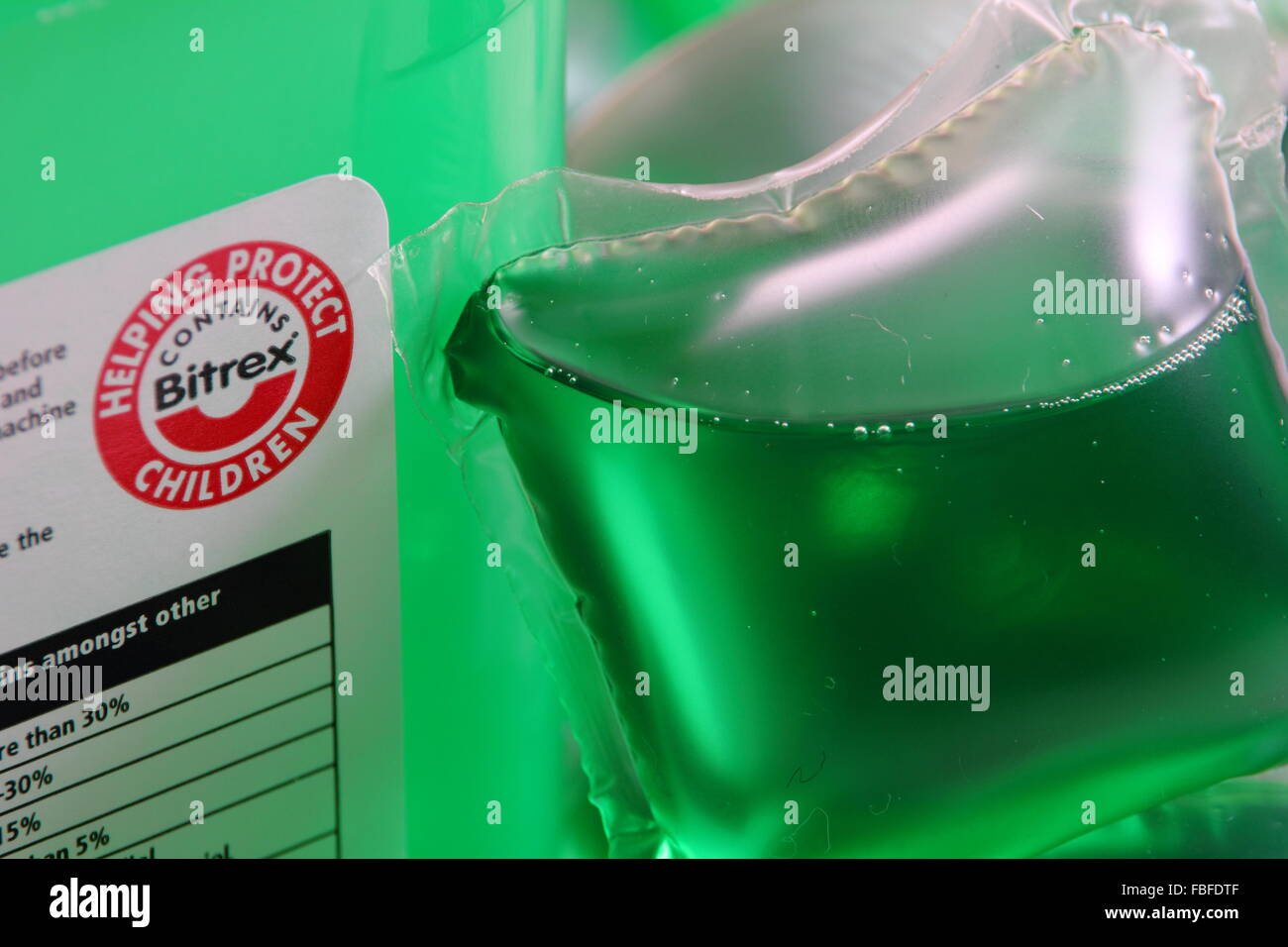 Ein Etikett auf der Verpackung des flüssigen Waschmittel "Kapseln"  Warnungen Benutzer, dass das Produkt Bitrex, UK enthält Stockfotografie -  Alamy