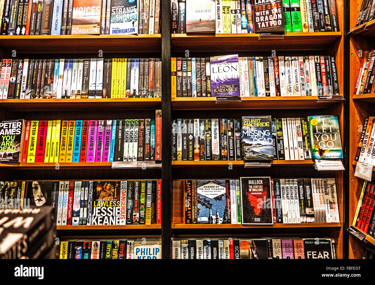 Taschenbuch-Romane in einem Buchladen waterstones Stockfoto
