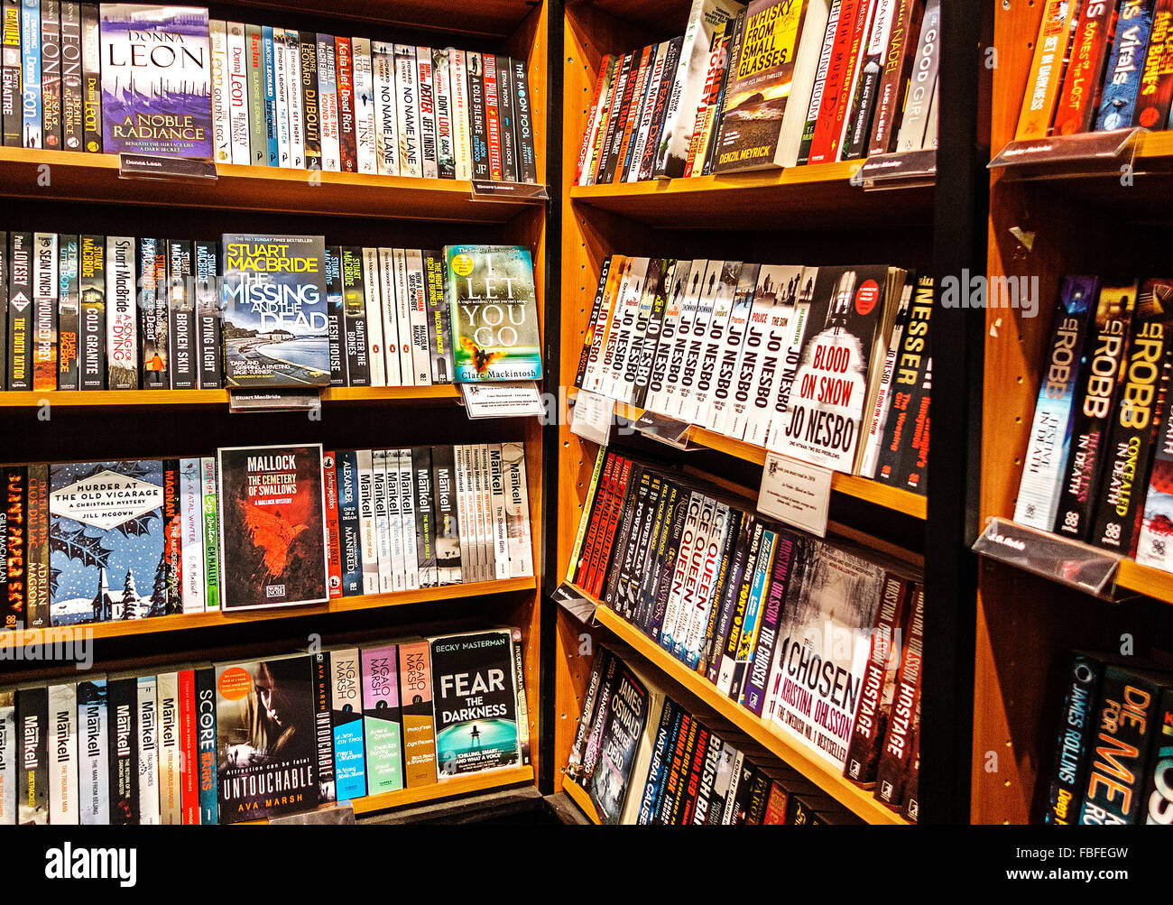 Taschenbuch-Romane in einem Buchladen waterstones Stockfoto