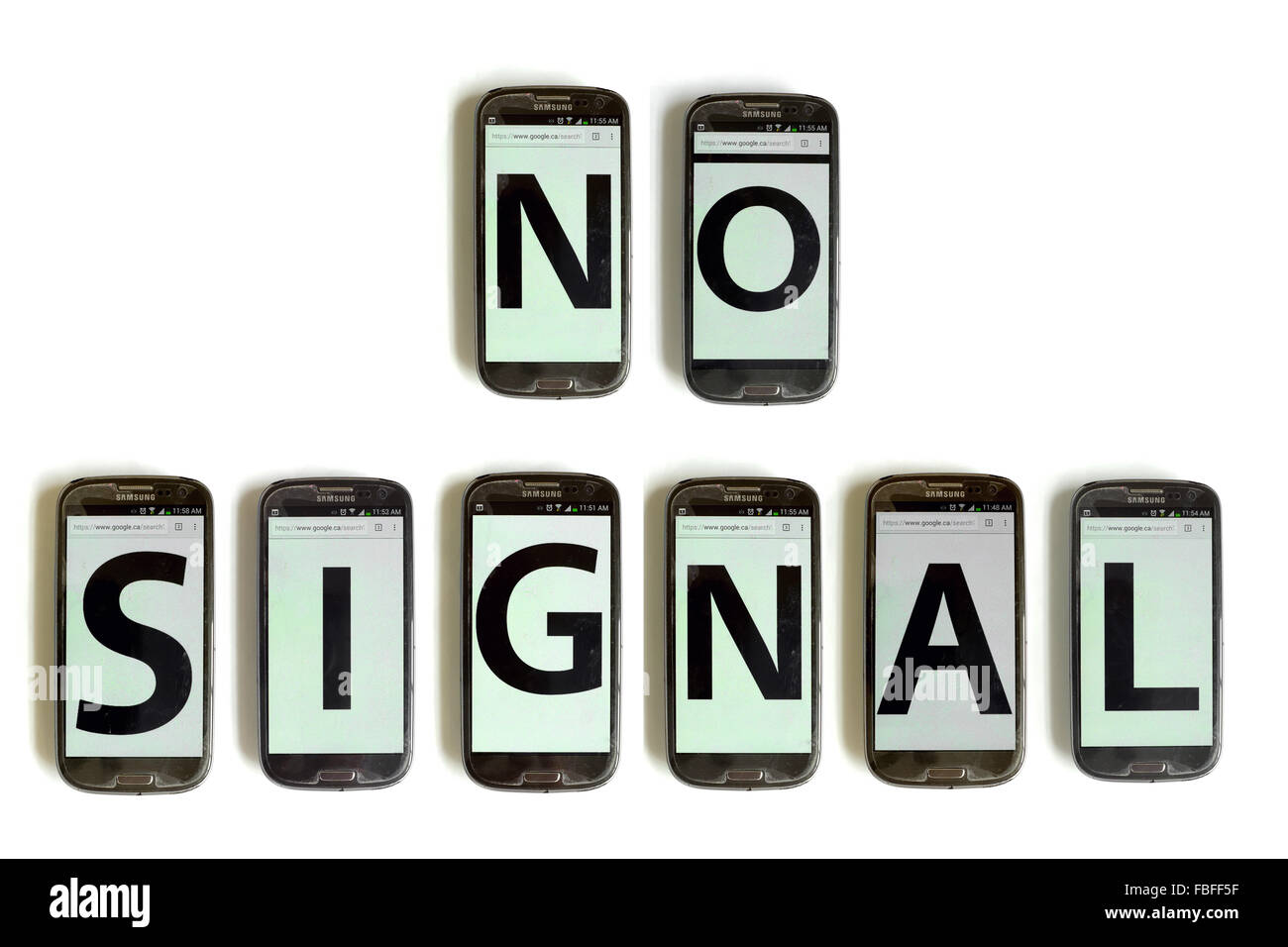 Kein Signal auf dem Bildschirm des Smartphones vor weißem Hintergrund fotografiert geschrieben. Stockfoto