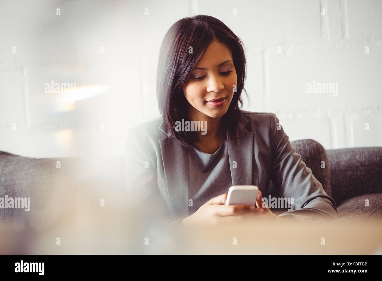 Geschäftsfrau mit smartphone Stockfoto
