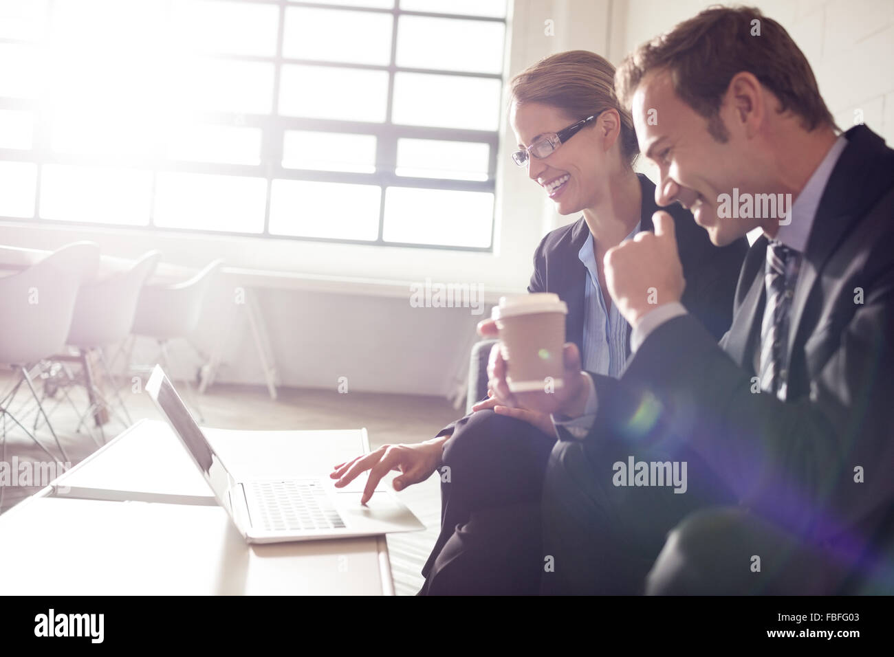 Geschäftsleute suchen am laptop Stockfoto