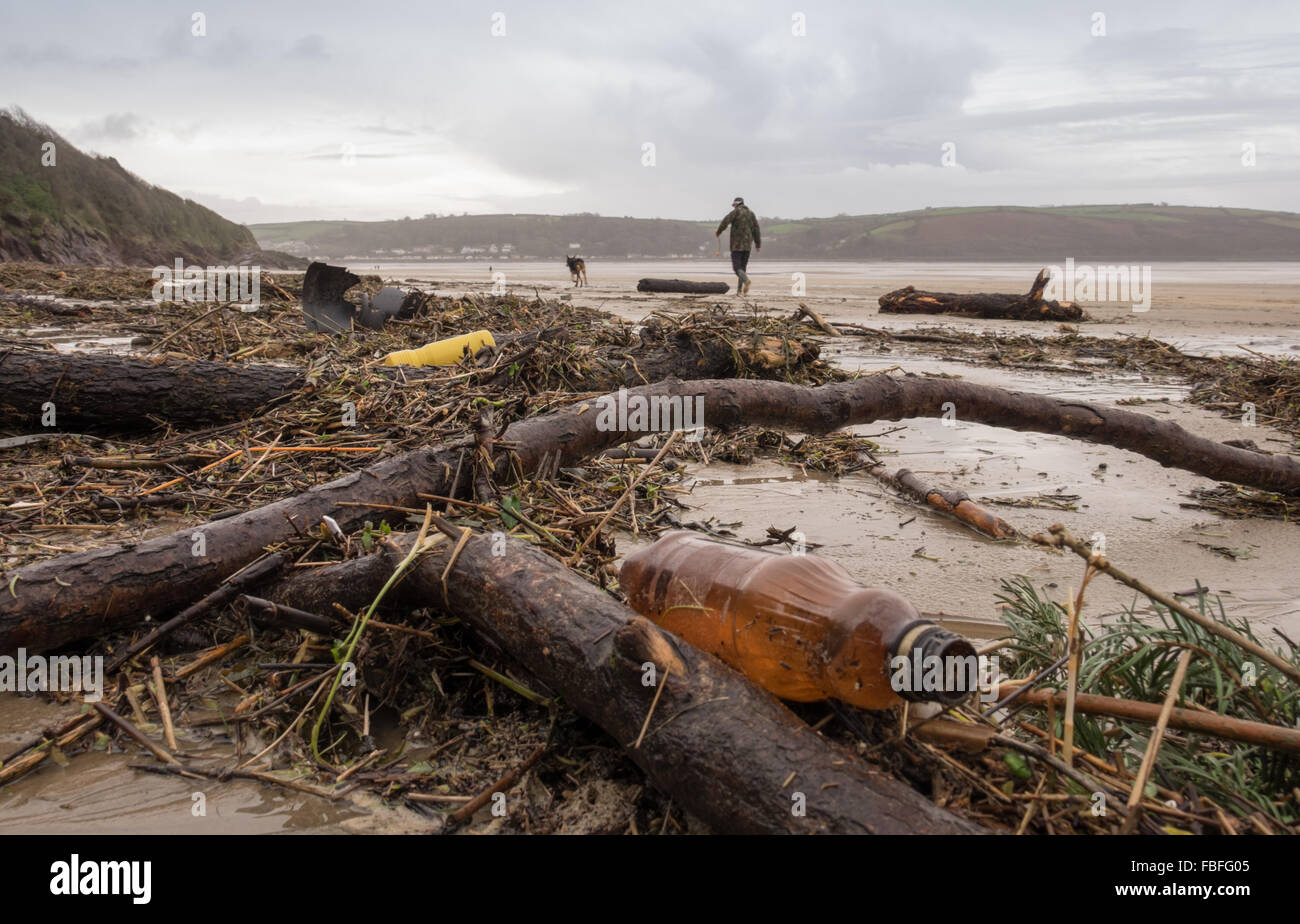 Geröll angespült am Llansteffan Strand nach der Flut folgt Saisonware Winter nass. Carmarthenshire. Süd-Wales. VEREINIGTES KÖNIGREICH. Stockfoto