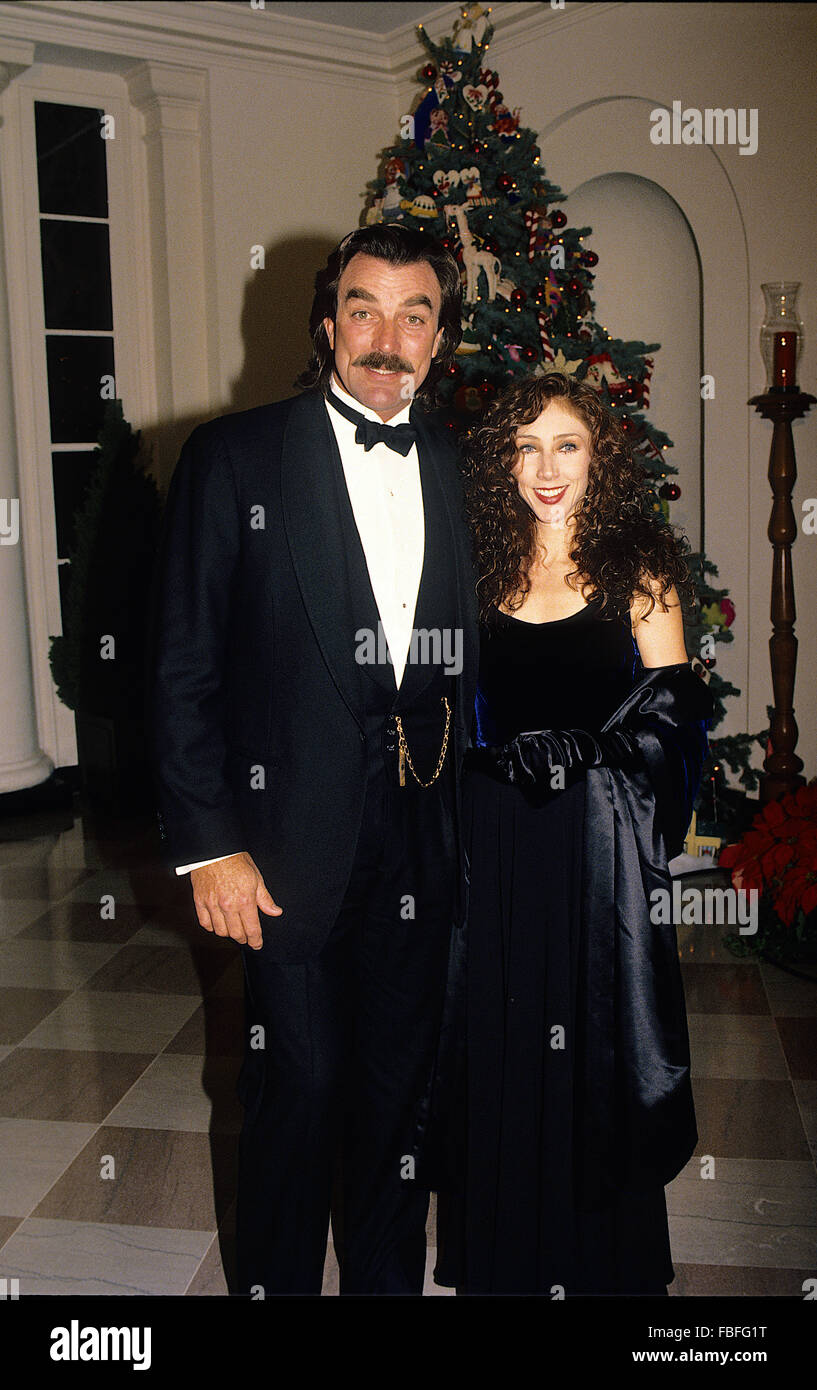 Washington, DC, USA, 6. Dezember 1992 Tom Selleck und seine Frau Jilly kommen bei der White House State Dinner für das Kennedy Center Honors.  Thomas William "Tom" Selleck ist ein US-amerikanischer Schauspieler und Filmproduzent. Er ist bekannt für seine Hauptrolle als Privatdetektiv Thomas Magnum in der TV-Serie Magnum, p.i. (1980-1988), mit Sitz in Hawaii. Er spielt auch Polizeichef Jesse Stone in einer Reihe von TV-Filme basierend auf Robert B. Parker Romane. Seit 2010 ist er in dem Drama Blue Bloods auf CBS-TV als NYPD Police Commissioner Frank Reagan aufgetreten. Bildnachweis: Mark Reinstein Stockfoto