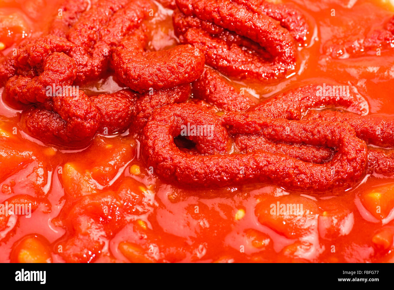 Tomatenmark und Tomatenmark, italienische Küche, Obst, rot, zerschlagen, lecker, in die Schüssel, Verrürt, matschig, Matsch, Italien, Pasta, INGRA Stockfoto