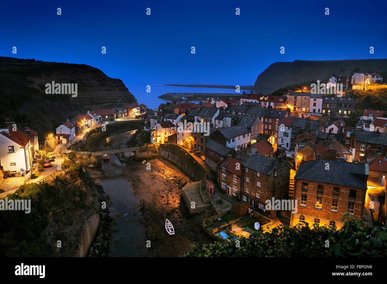 Die Fischerei Dorf Staithes in North Yorkshire bei Dämmerung, England, UK Stockfoto