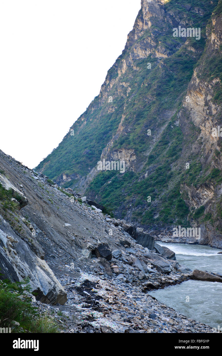 Tigersprung-Schlucht, einem malerischen Canyon am Jinsha, eine primäre Nebenfluss des oberen Yangtse River, nördlich von Lijiang, Yunnan, China Stockfoto