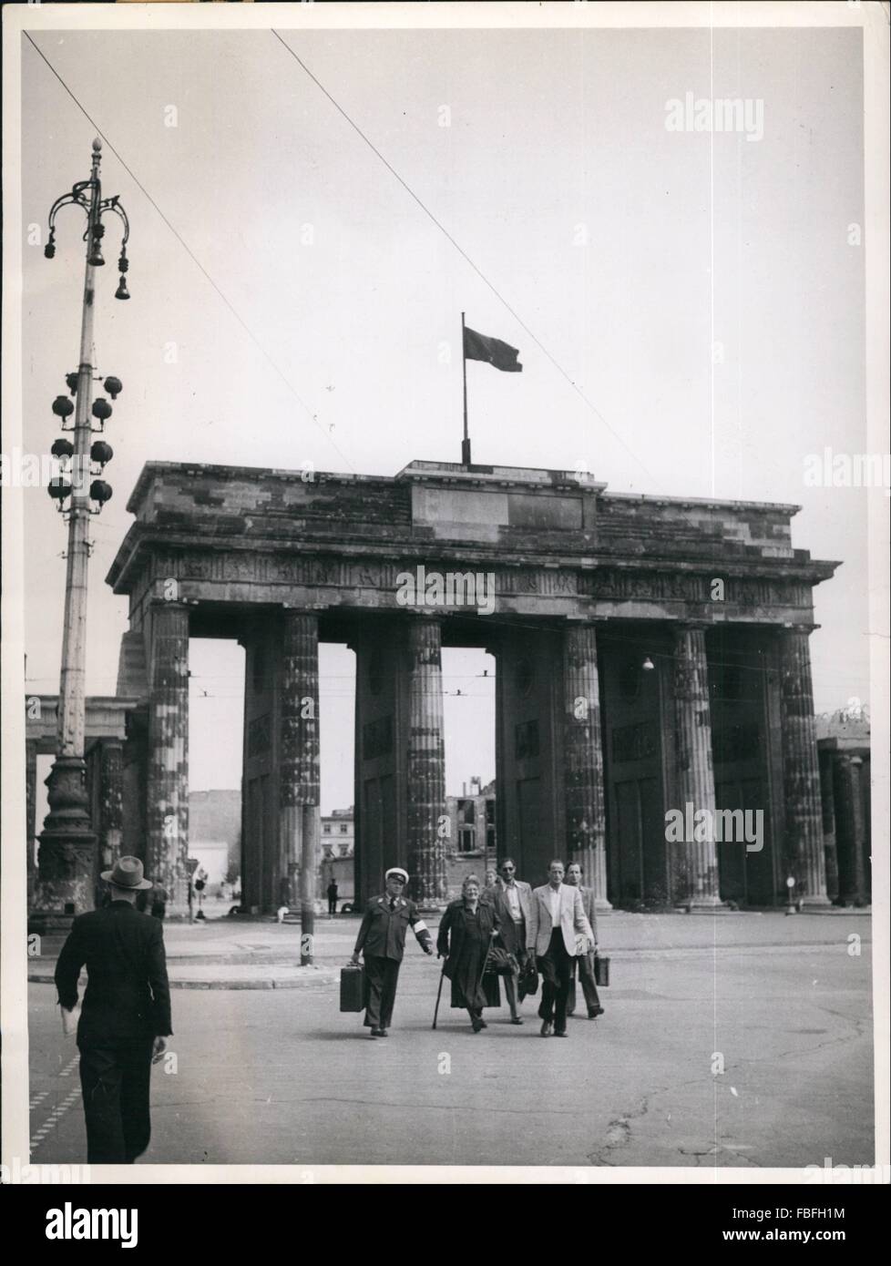 1955 - West-Berliner Bürger zurück. Ganz überraschend eröffnet die Sowjets eine Passstelle am Brandenburger Tor. Die ersten Bürger von West-Berliner, die in den Ostsektor waren, als die Unruhen ausbrachen und konnte nicht zurück, da die Grenze verstopft war nun die sektoriellen Grenzen durch die Volkspolizei © Keystone Bilder USA/ZUMAPRESS.com/Alamy Live-Nachrichten brachten Stockfoto