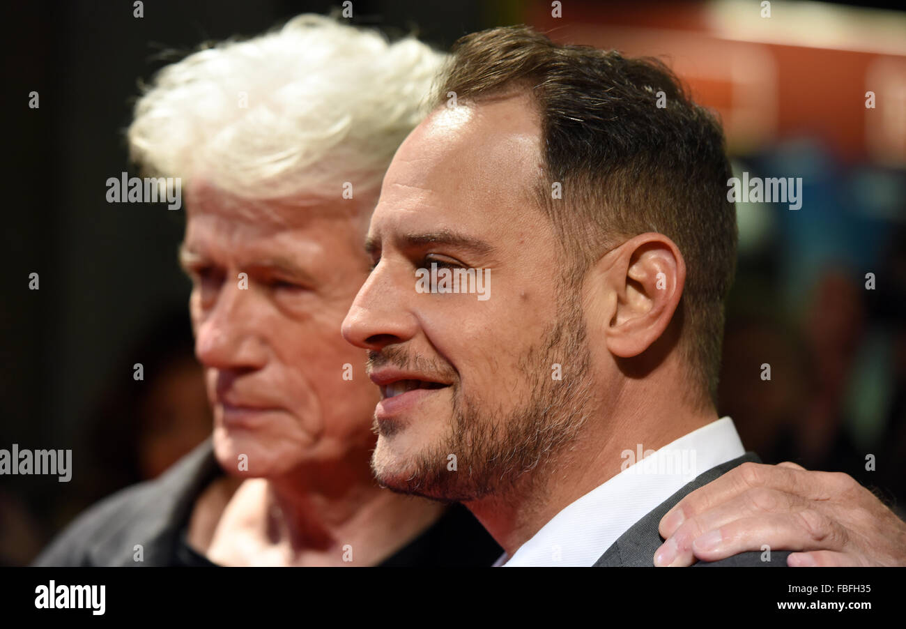 Essen, Deutschland. 12. Januar 2016. Actors Moritz Bleibtreu (R) und Juergen Prochnow kommen für die Premiere ihres Films "The Dark Side of the Moon" (sterben, Dunkle Seite des Mondes) in der Lichtburg in Essen, Deutschland, 12. Januar 2016. Der Thriller kommt in deutsche Kinos am 14. Januar 2016. Foto: CAROLINE SEIDEL/Dpa/Alamy Live News Stockfoto