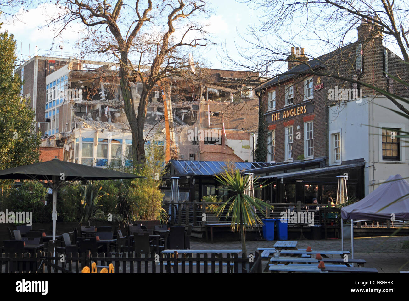 Teddington, London, UK. 15. Januar 2016. Teddington Studios früher von den Pinewood Studios Group war berühmt für die Verfilmung von vielen legendären britischen TV-Shows. Die Website wurde an Hayward Entwickler verkauft und die Studios sind dabei abgerissen. Der Standort an der Themse, neben dem Angler-Pub und in der Nähe von Teddington Wehr und Schleuse wird als Teddington Riverside bekannt. Es soll saniert werden, um zu stellen, 219 neue Wohnhäuser, öffentliche Gärten am Flussufer und eine Promenade zu bauen. Bildnachweis: Julia Gavin UK/Alamy Live-Nachrichten Stockfoto