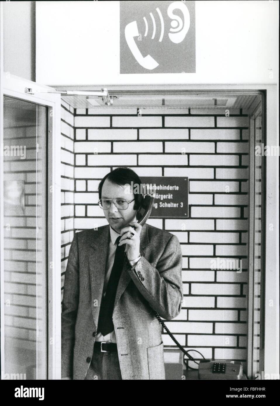 1980 - Hamburg/Bundesrepublik Deutschland: die erste öffentliche Aufruf Box für Menschen, die schwer hören: die ersten öffentlichen Aufruf Box für Deafs wurde nun am Hauptbahnhof in Hamburg/West-Deutschland installiert und sofort getestet von Peter Drews (Peter Drews, Bild) der Vorsitzende der Union der Deafs. Das Gespräch wird direkt durch eine übertragende Spule auf das Hörgerät auf diese neue und Speical Telefon übertragen. Es kann auch mit einem normalen privaten Telefon festgelegt für den Fall, dass es Taster Telefon (wieder eine geringe monatliche Gebühr) ist angeschlossen werden. Wenn dies nicht der Fall ist, das Telefon kann die übertragende Spule neut Stockfoto