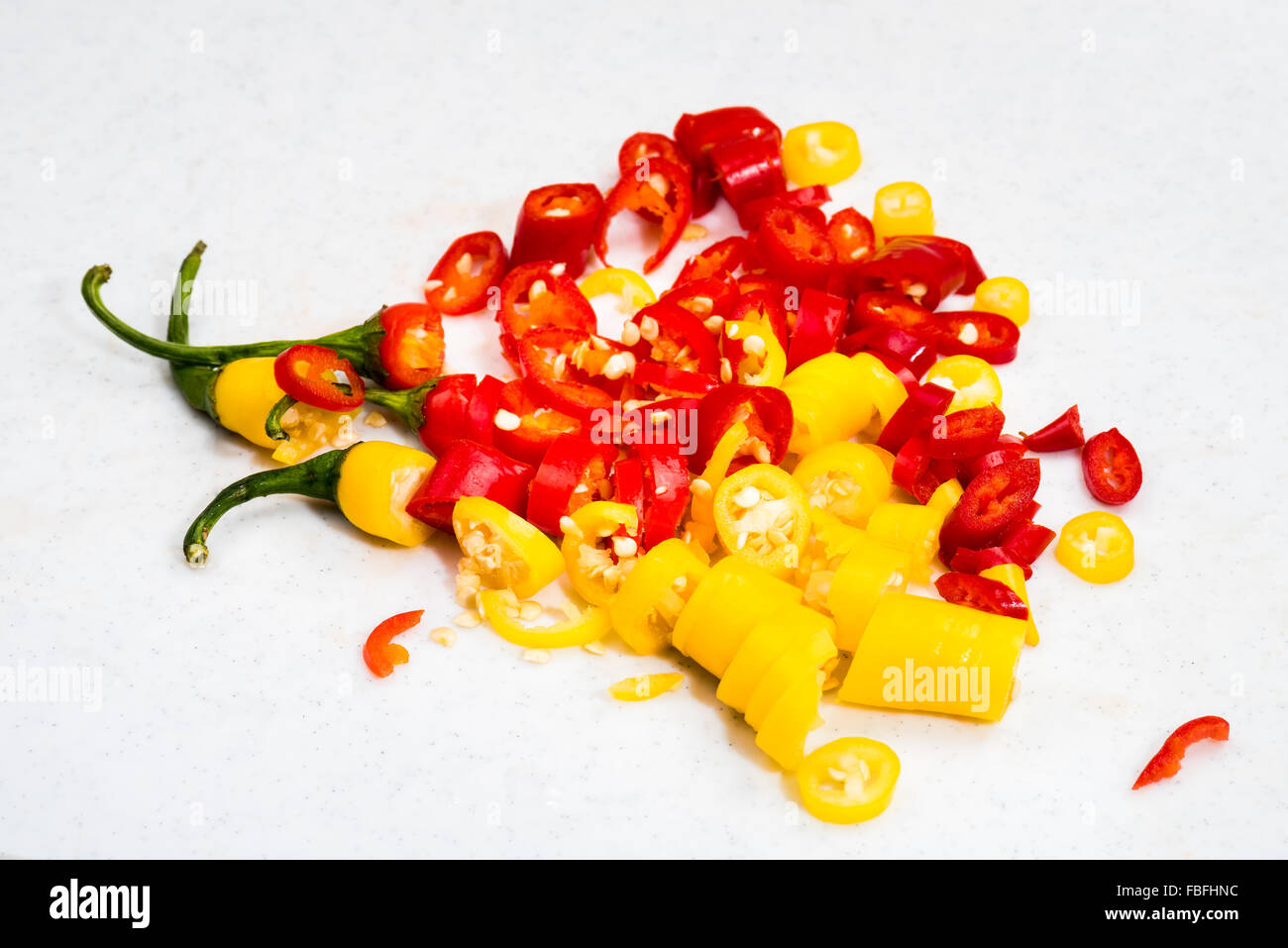 die Chilis geschnitten, Ringe, würzigen heißen, gelb, rot, grün, Paprika, Pfeffer, Peperoni, Paprika Chili farbig bunte Supermarkt V Stockfoto