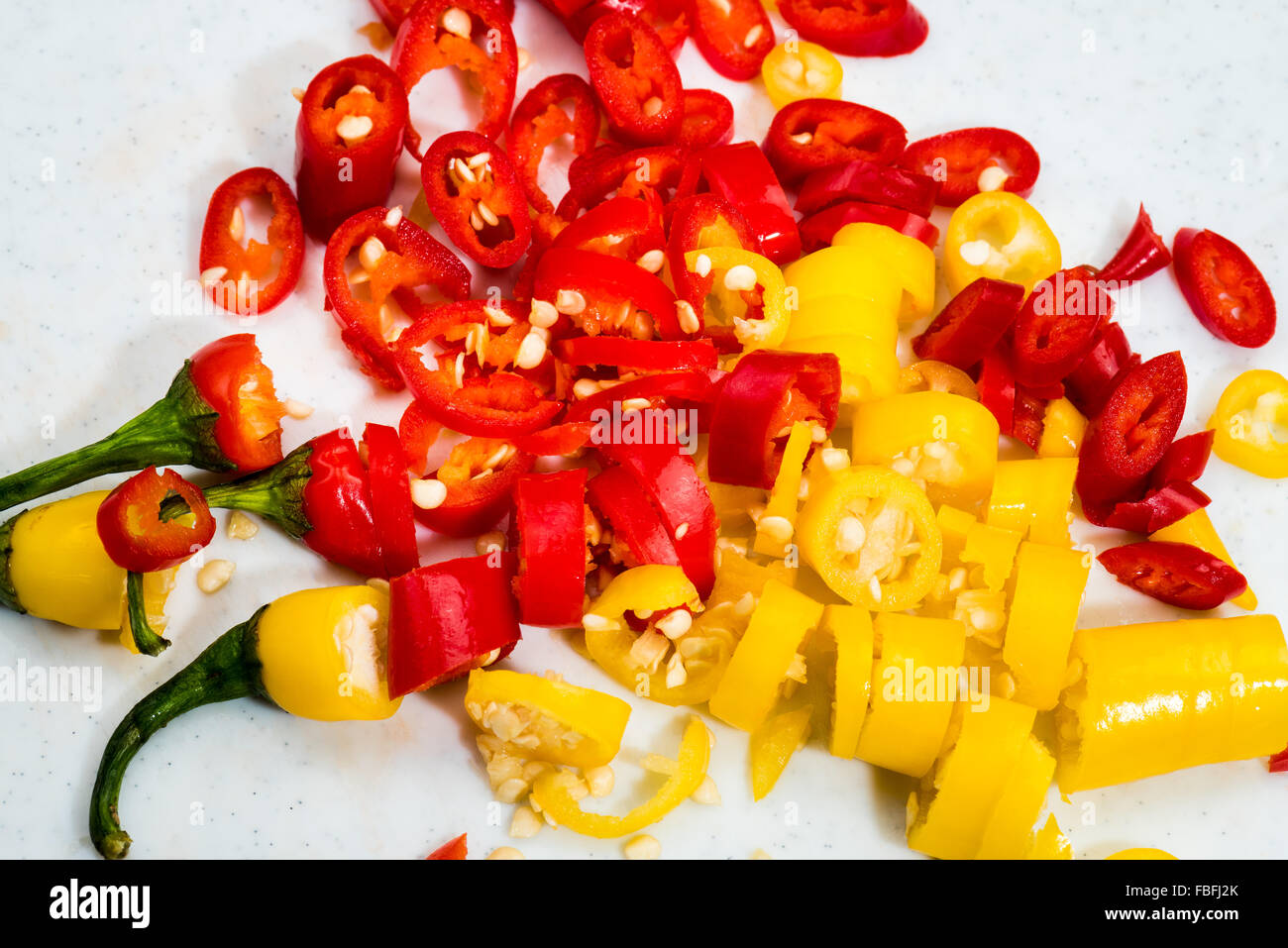 die Chilis geschnitten, Ringe, würzigen heißen, gelb, rot, grün, Paprika, Pfeffer, Peperoni, Paprika Chili farbig bunte Supermarkt V Stockfoto