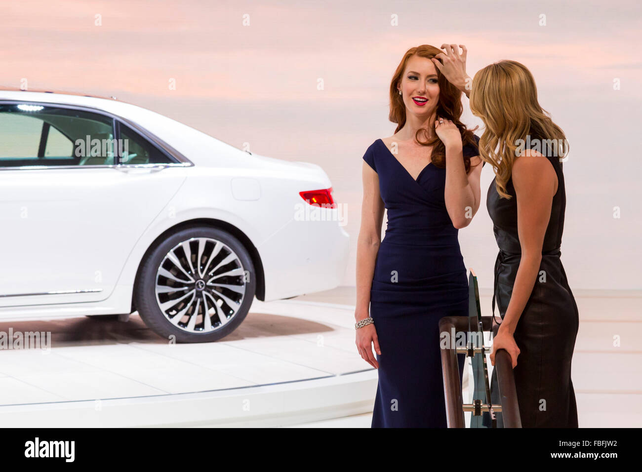 Detroit, Michigan - ein Modell erhält einige kurzfristige Hilfe, bevor Sie ein Foto mit den 2017 Lincoln Continental zu schießen. Stockfoto