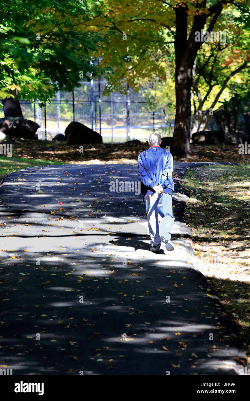 Alter Mann Trank im Park Yonkers New York Stockfoto