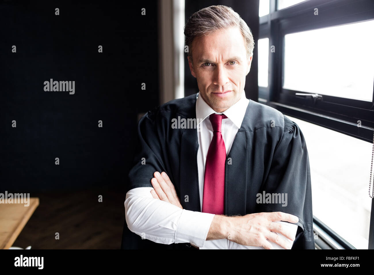 Ernst in die Kamera schaut Rechtsanwalt Stockfoto