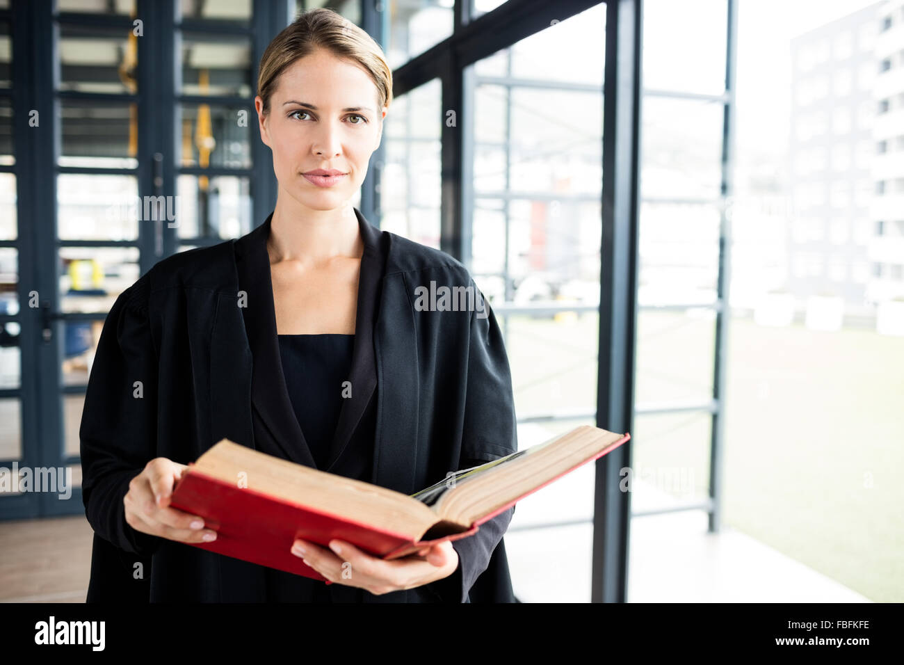 Weiblicher Rechtsanwalt ein Buch aufmerksam zu lesen Stockfoto