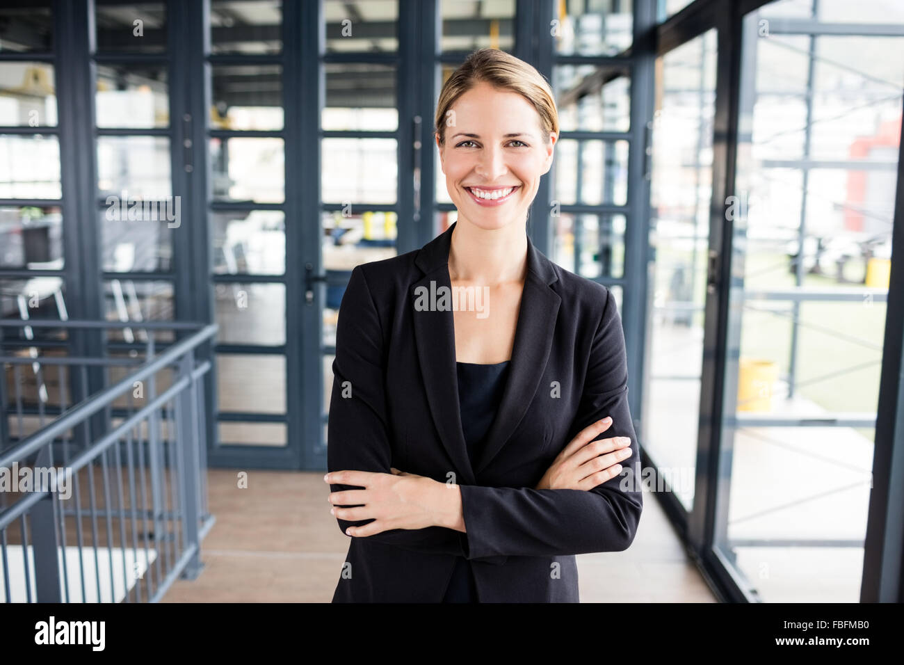 Geschäftsfrau, die lächelnd Stockfoto