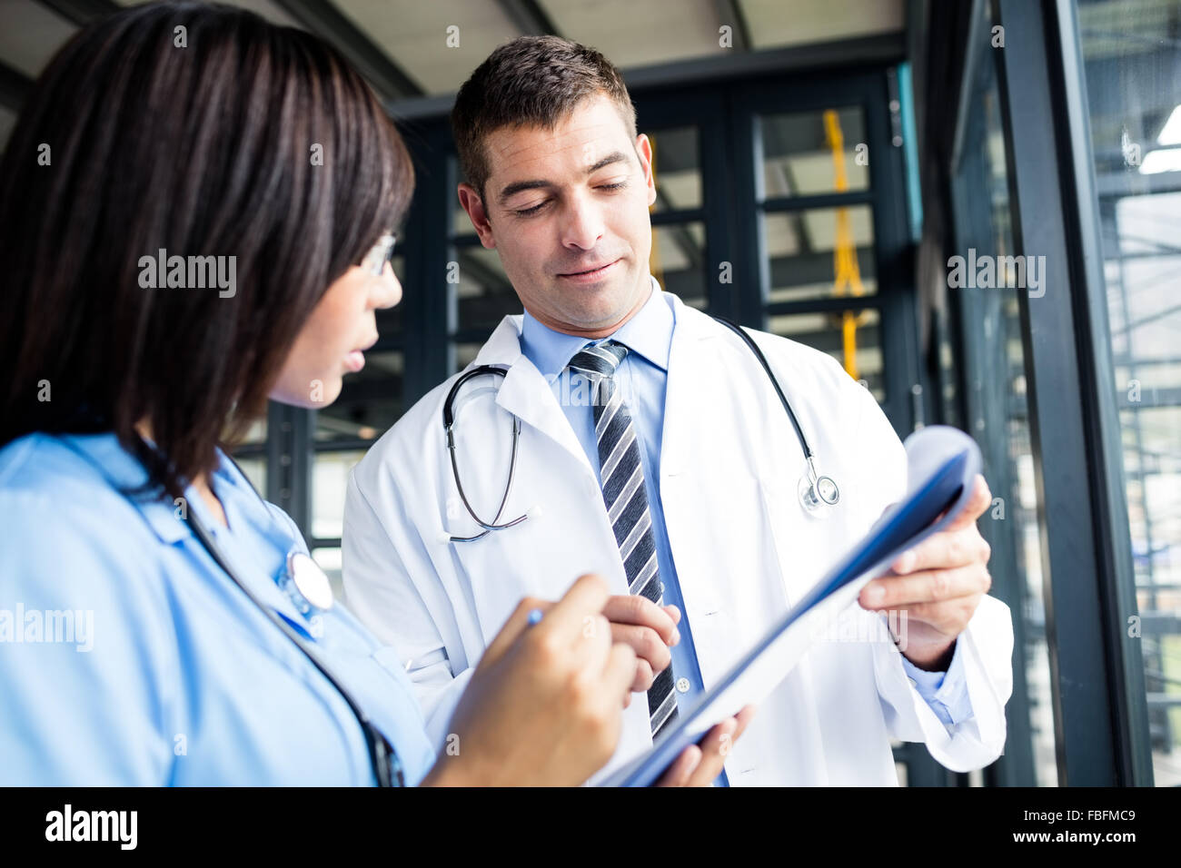 Krankenschwester und Arzt Dateien betrachten Stockfoto