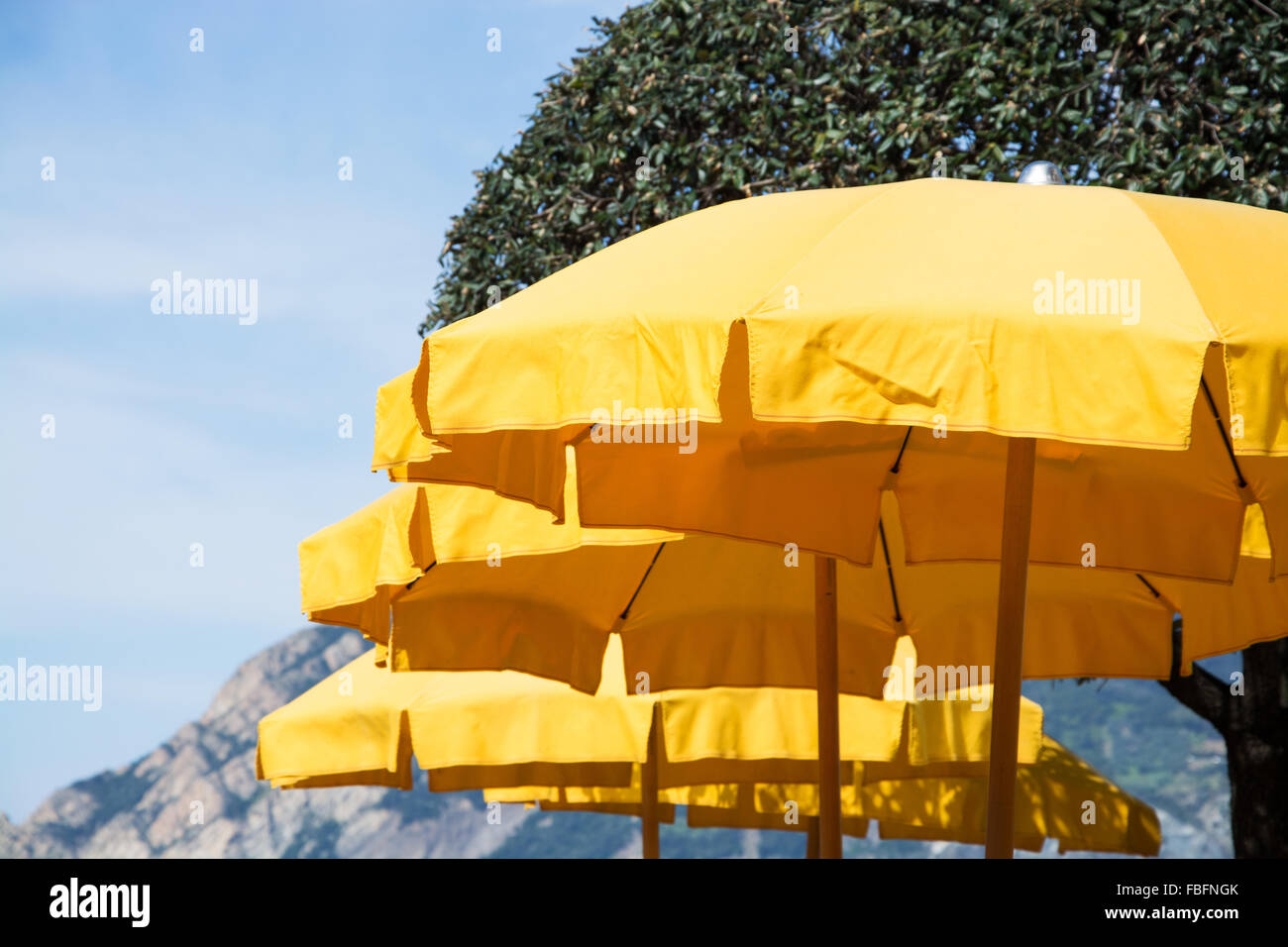 Gelbe Sonnenschirm vor der Sonne schützen. Stockfoto
