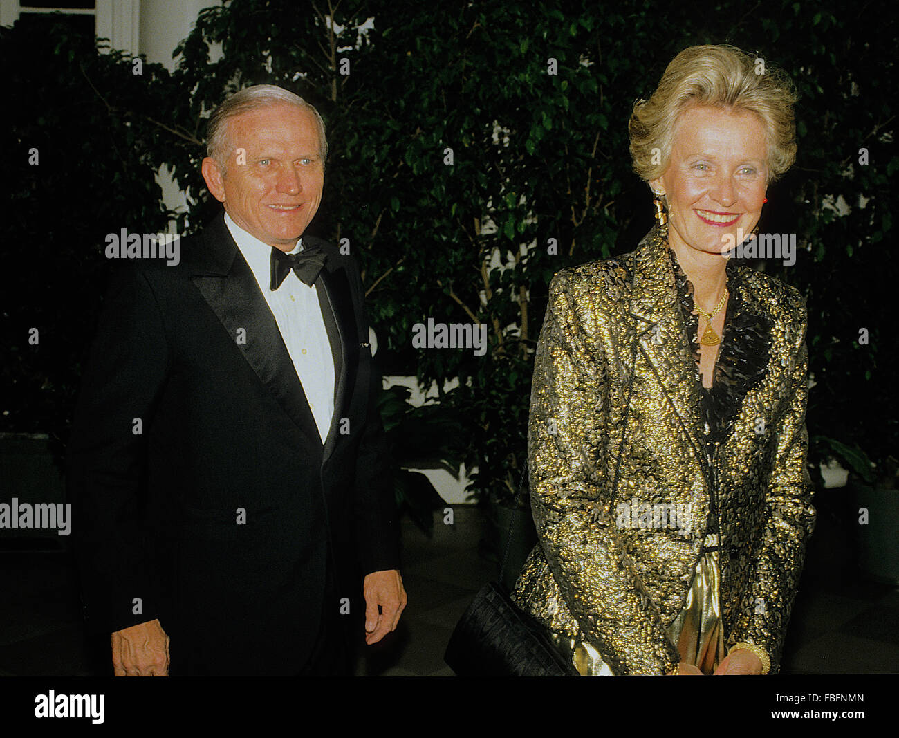 Washington, DC, USA, 6. Dezember 1992 Frank Borman und Frau Susan kommen im Weißen Haus für die Kennedy Center Honors.  Frank Frederick Borman, II ist ein ehemaliger NASA-Astronaut, beste erinnerte sich als Kommandant von Apollo 8, die erste Mission zu fliegen um den Mond, so dass ihn, zusammen mit der Crew Kollegen Jim Lovell und Bill Anders, der erste von nur 24 Menschen, dies zu tun. Vor dem Flug auf Apollo, er stellte einen vierzehntägige Raumfahrt Ausdauer-Rekord auf Gemini 7, und auch auf der NASA Review Board der Apollo 1 Feuer untersuchten serviert.  Bildnachweis: Mark Reinstein Stockfoto