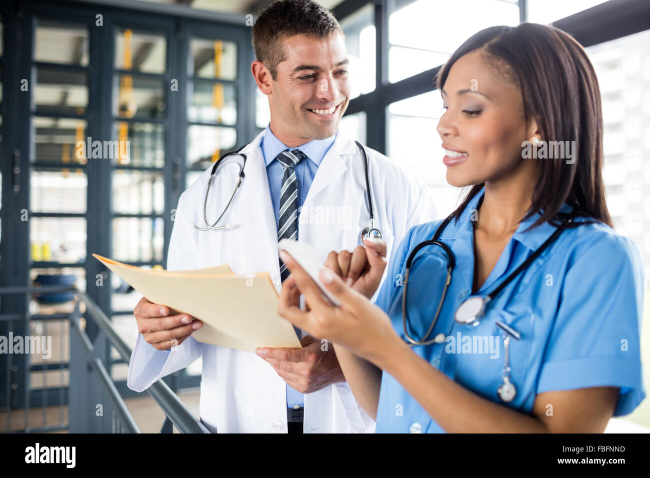 Krankenschwester und Arzt Blick auf ein Telefon Stockfoto