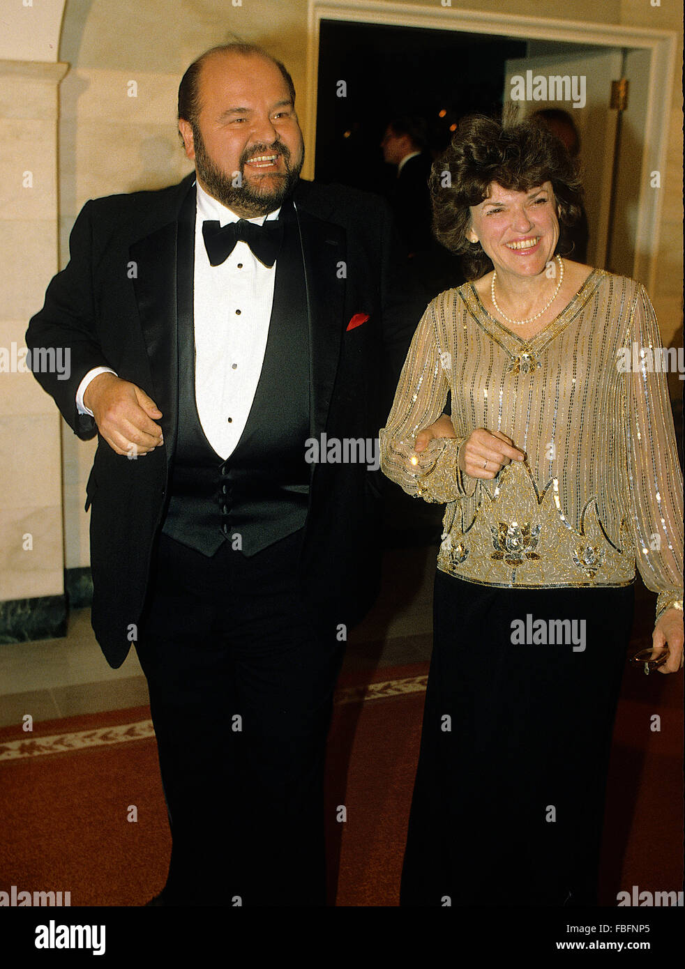Washington, DC, USA, 28. Februar 1984 Schauspieler Dom DeLuise und seine Frau Carol Arthur kommen im Weißen Haus als Gäste für die State Dinner zu Ehren des Präsidenten von Österreich Rudolf Kirchschläger. Dominick 'Dom' DeLuise, US-amerikanischer Schauspieler, Komiker, Regisseur und Drehbuchautor, Fernsehproduzent, Koch und Autor. Er war der Ehemann der Schauspielerin Carol Arthur von 1965 bis zu seinem Tod. Er starred in einer Anzahl von Filmen unter der Regie von Mel Brooks, in einer Reihe von Filmen mit Karriere-lange bester Freund Burt Reynolds Credit: Mark Reinstein Stockfoto