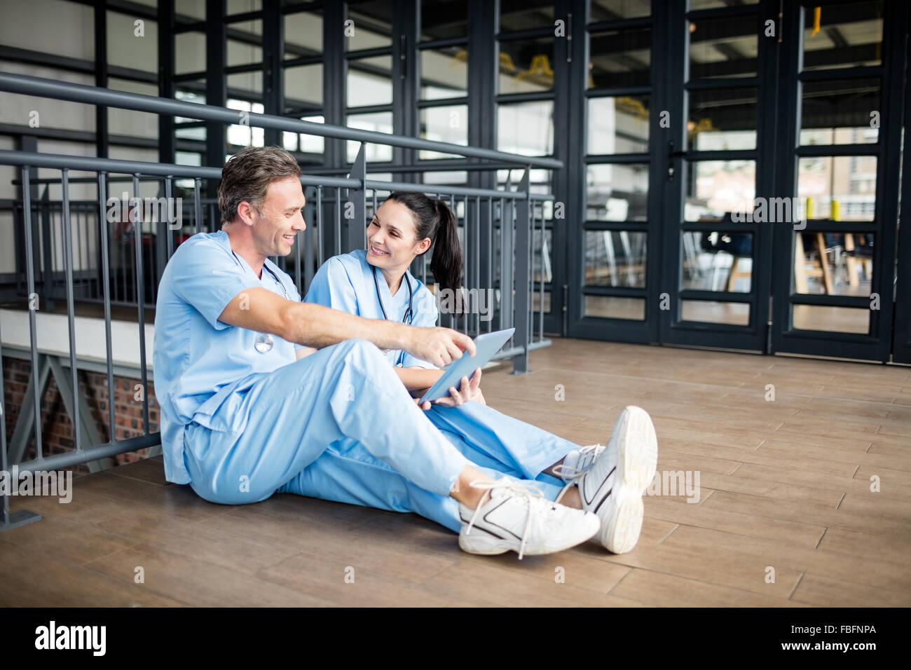 Lächelnde Ärzteteam arbeiten auf Etage Stockfoto