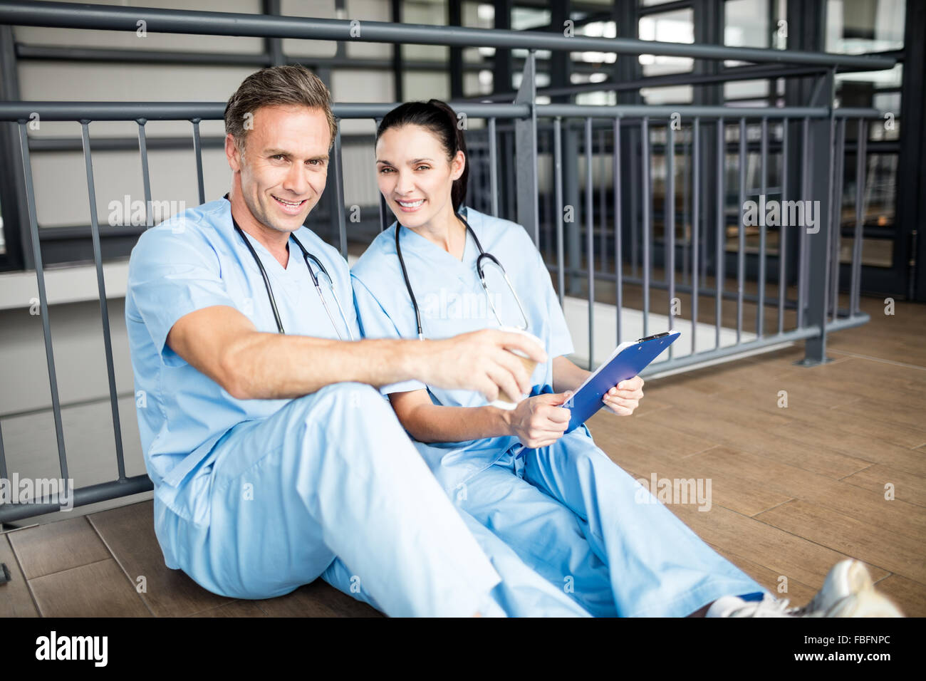 Lächelnde Ärzteteam arbeiten auf Etage Stockfoto