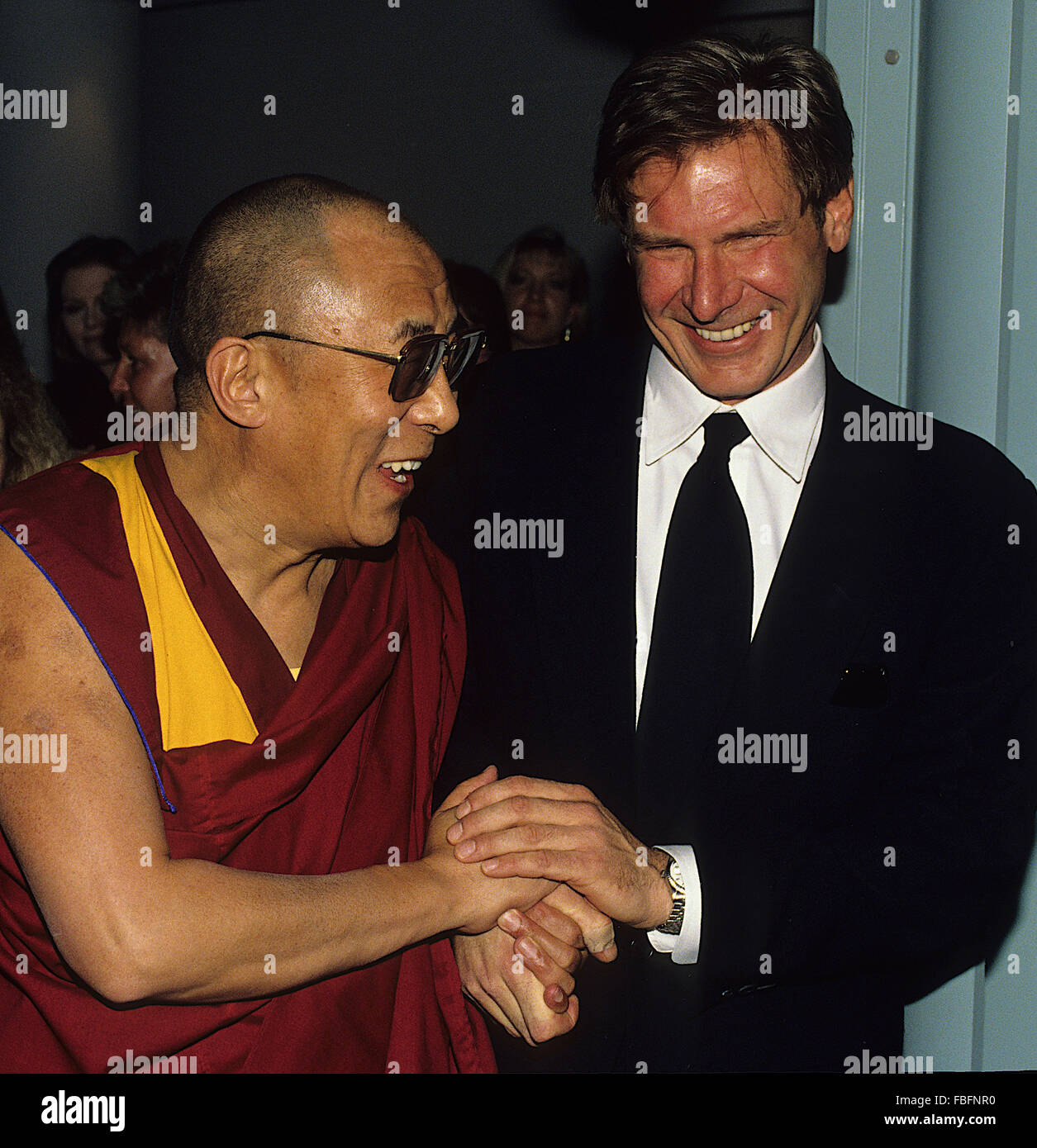 Washington, DC, USA, 1993, der Dalai Lama mit Harrison Ford in Washington  DC. Harrison Ford ist ein US-amerikanischer Schauspieler und Produzent. Er  ist berühmt für seine Auftritte als Han Solo in Star