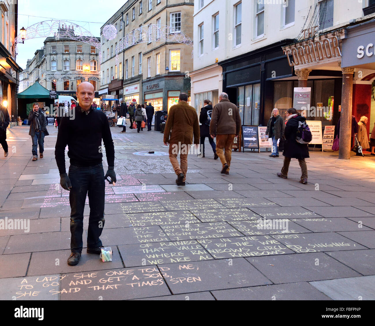 BATH, Großbritannien - 16. Dezember 2014 der Bürgersteig Dichter. Ein Künstler teilt sein Werk in die UNESCO-Stadt Bath Stockfoto