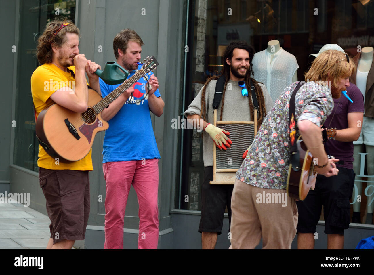 BATH, Großbritannien - 1. August 2015-Gruppe von Interpreten Spielmusik mit seltsamen Instrumenten einschließlich einer Gießkanne und waschen Board Stockfoto