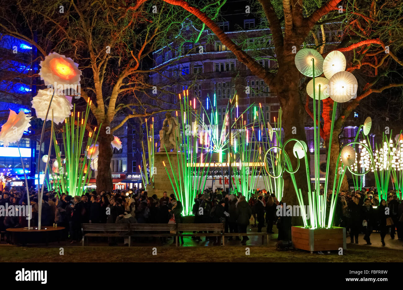 Leicester Square Garden beleuchtet mit Kunstinstallationen im Rahmen des Lumiere Lichterfest, London England Vereinigtes Königreich UK Stockfoto