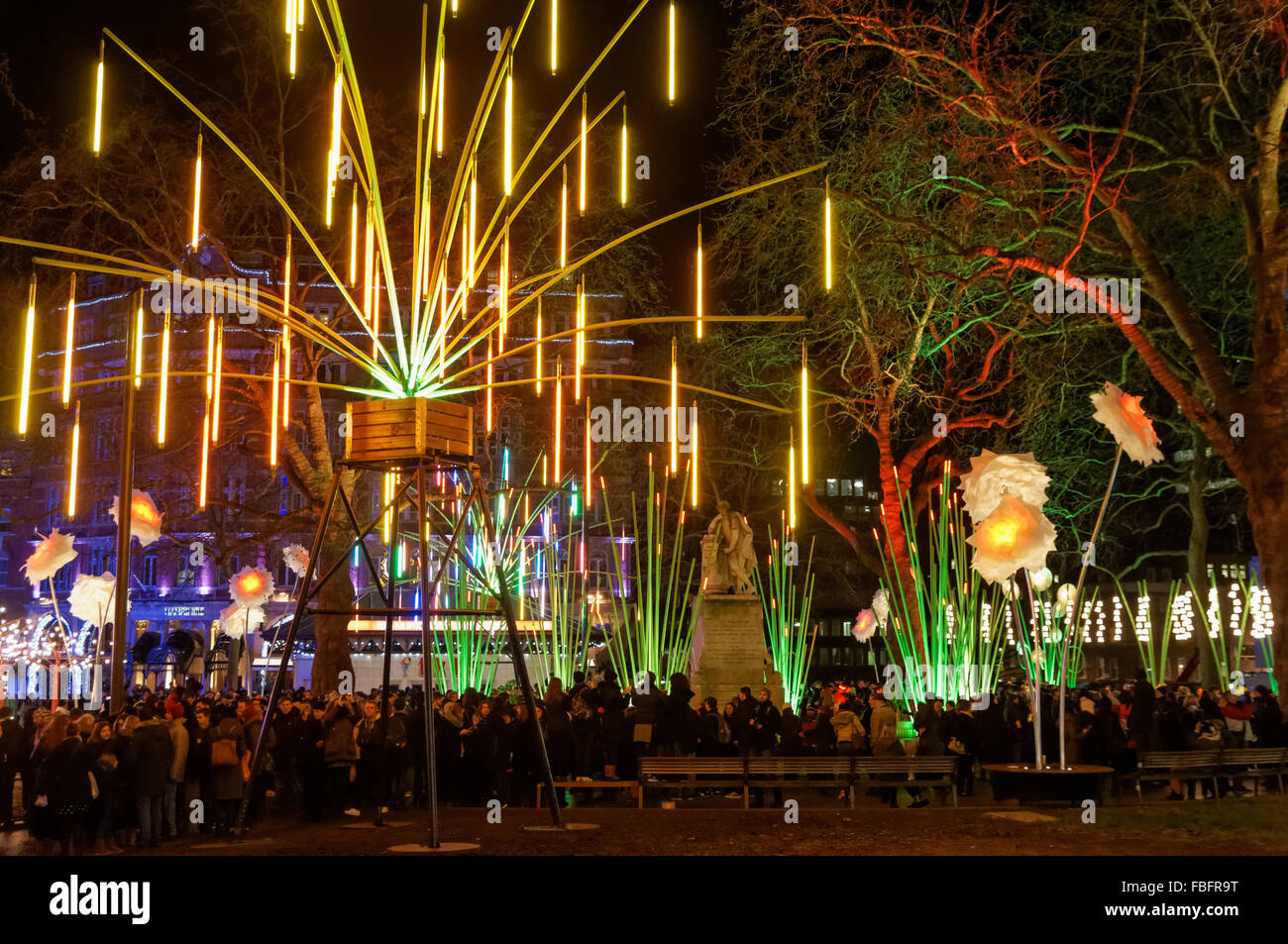 Leicester Square Garden beleuchtet mit Kunstinstallationen im Rahmen des Lumiere Lichterfest, London England Vereinigtes Königreich UK Stockfoto