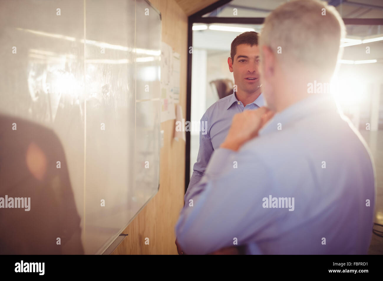 Geschäftsleute, die während einer Sitzung diskutieren Stockfoto
